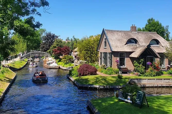 Getting Around Giethoorn: Boats and Walking Tours